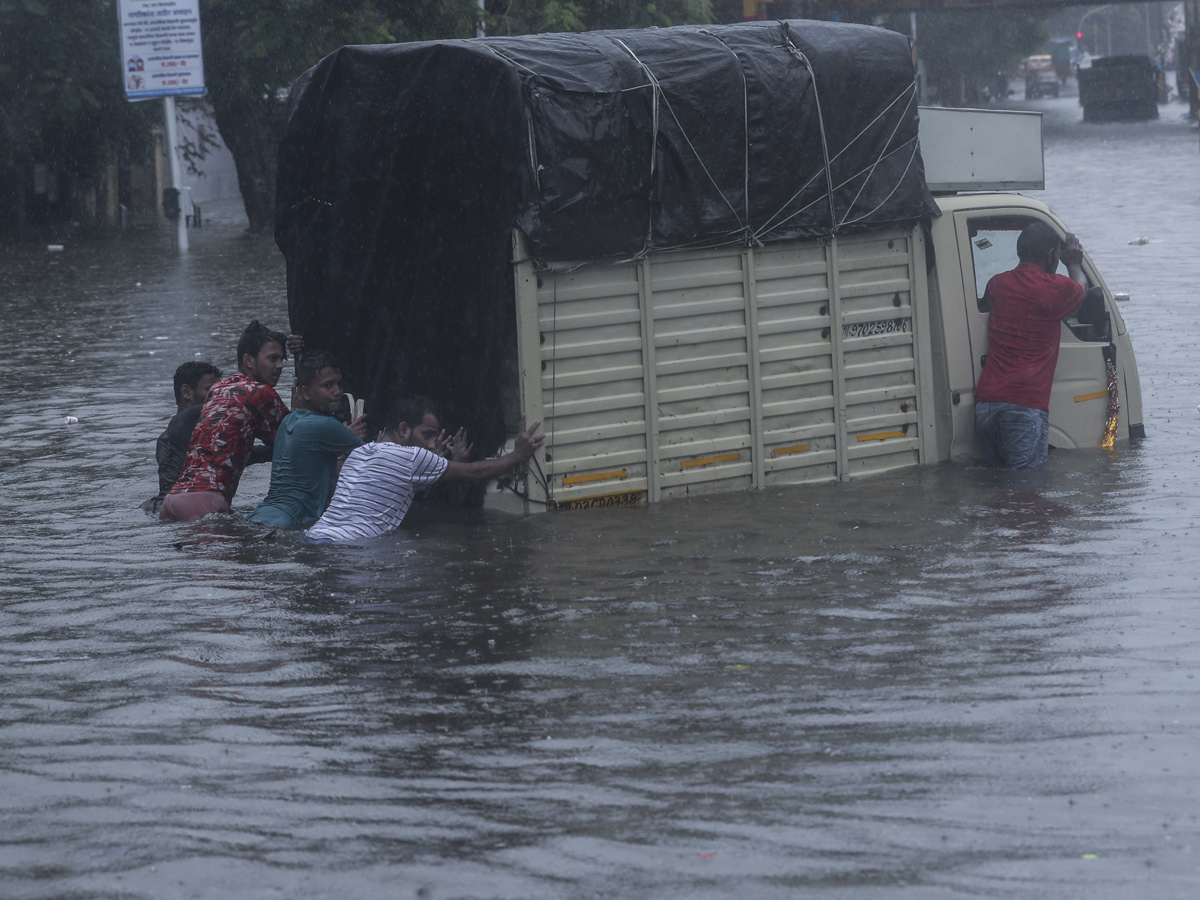 Heavy Rains Lashes Mumbai Photo Gallery - Sakshi9