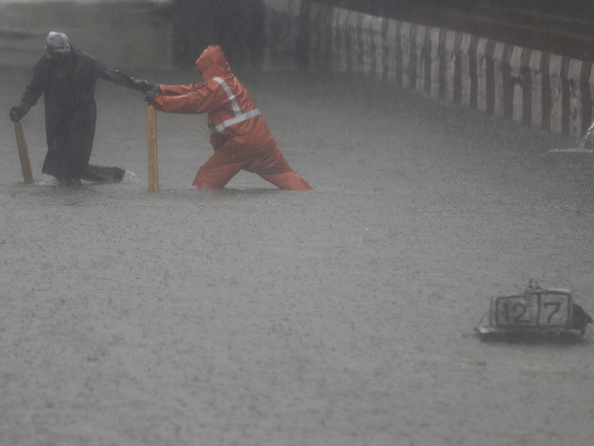 Heavy Rains Lashes Mumbai Photo Gallery - Sakshi10