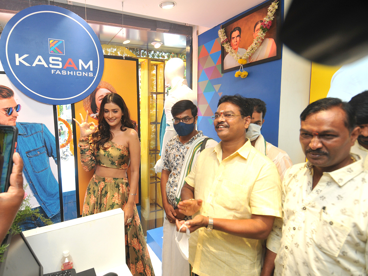 rx 100 actress payal rajput in warangal - Sakshi4