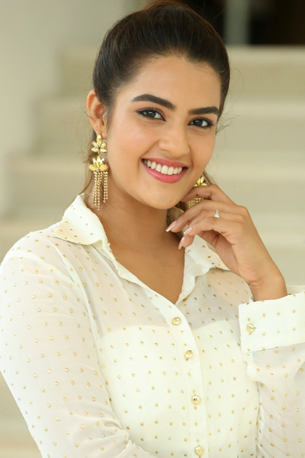 Kavya Thapar Latest Photos - Sakshi17