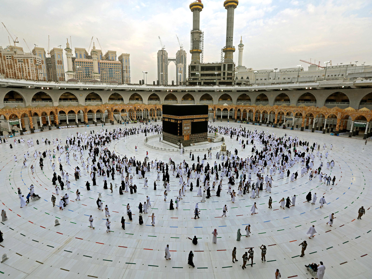 Muslim pilgrims gather around Mecca to offer prayer - Sakshi1
