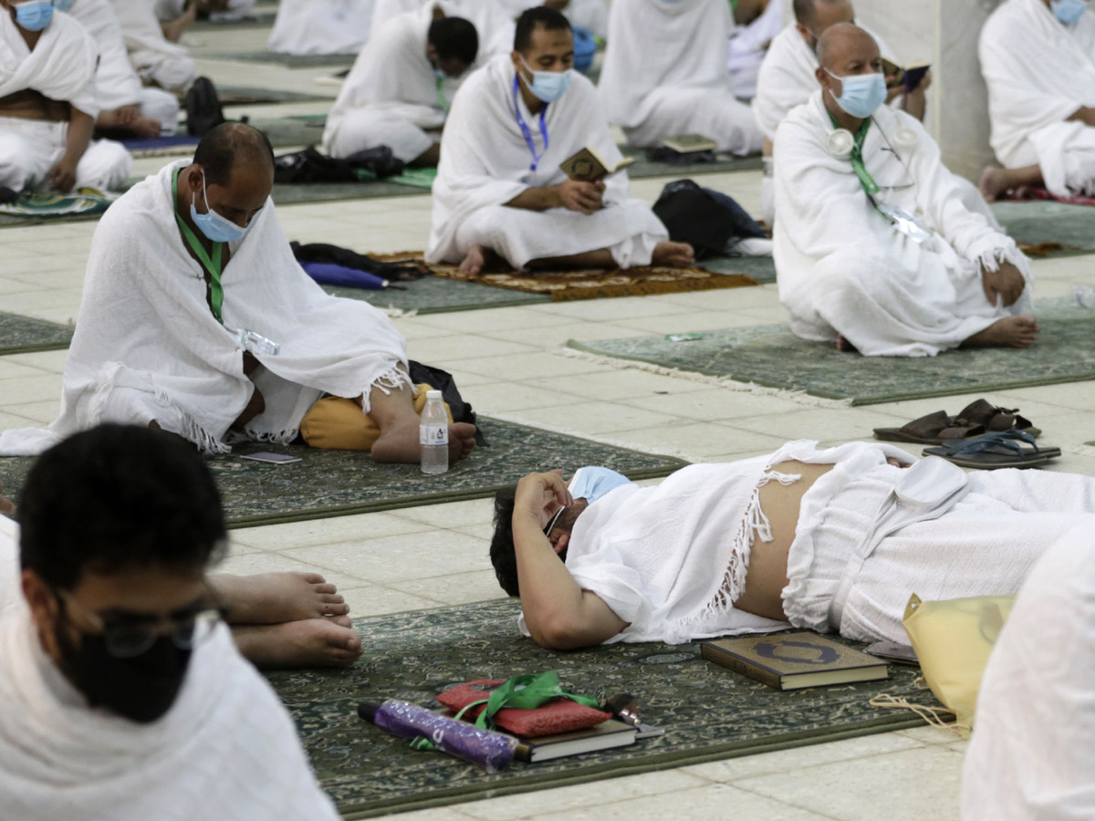 Muslim pilgrims gather around Mecca to offer prayer - Sakshi14