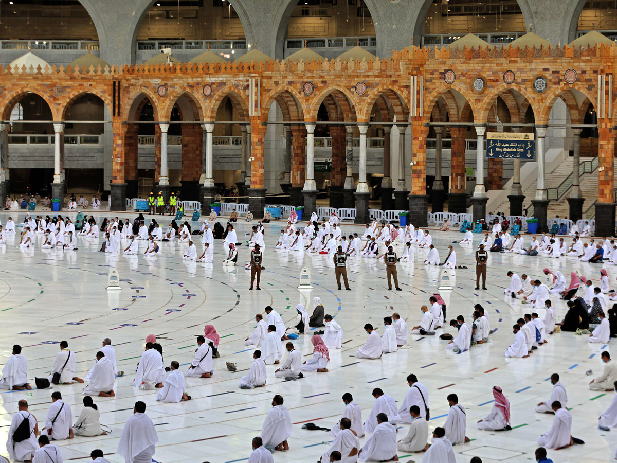 Muslim pilgrims gather around Mecca to offer prayer - Sakshi2