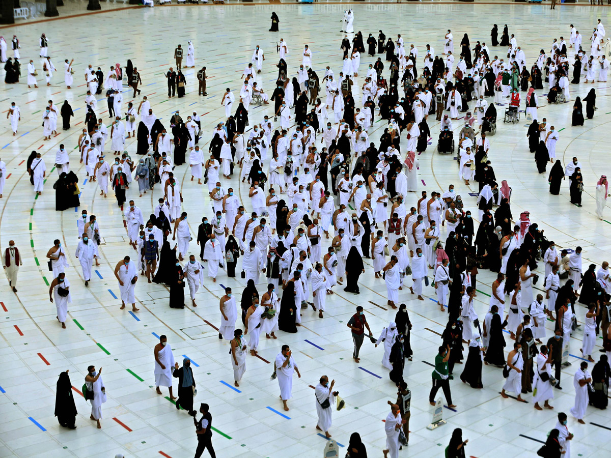 Muslim pilgrims gather around Mecca to offer prayer - Sakshi3