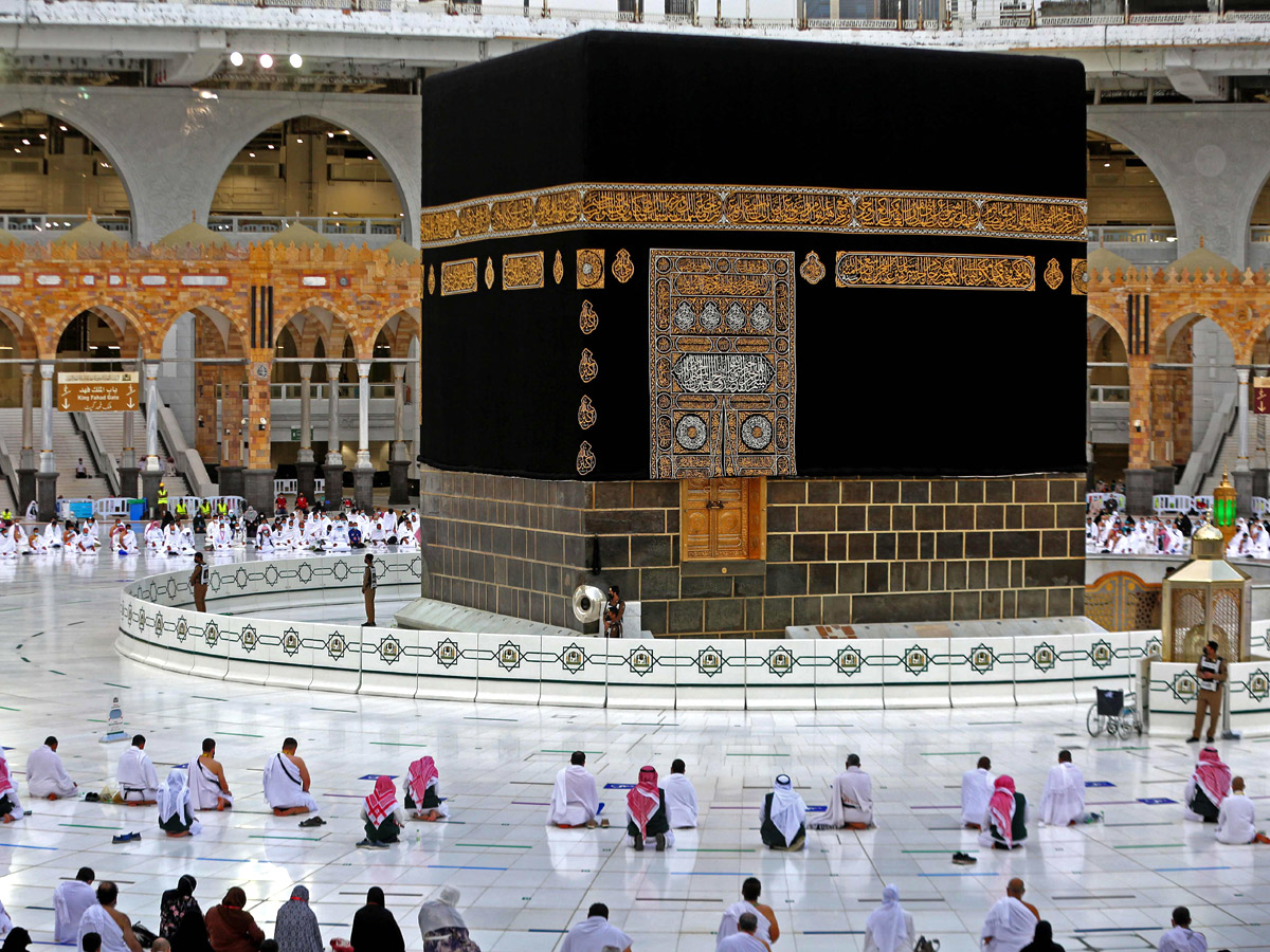 Muslim pilgrims gather around Mecca to offer prayer - Sakshi4