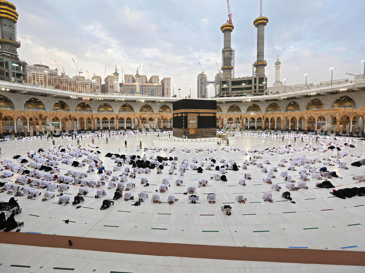 Muslim pilgrims gather around Mecca to offer prayer - Sakshi7