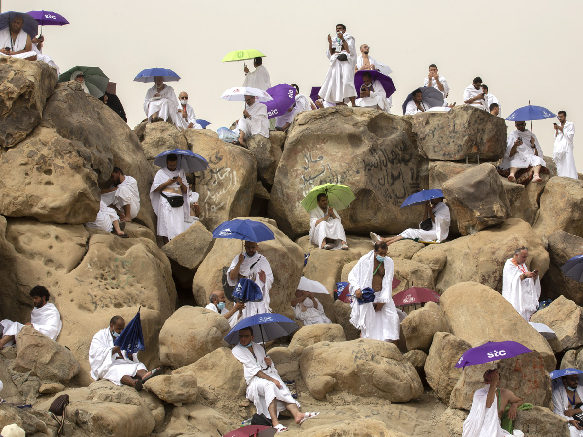 Muslim pilgrims gather around Mecca to offer prayer - Sakshi9