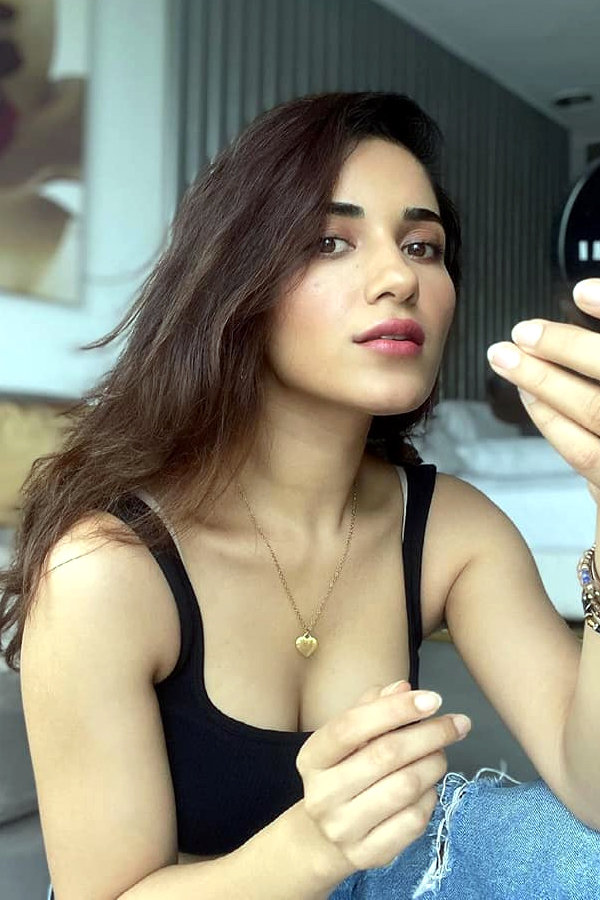 Hit Movie Heroine Ruhani Sharma Photo Gallery - Sakshi28