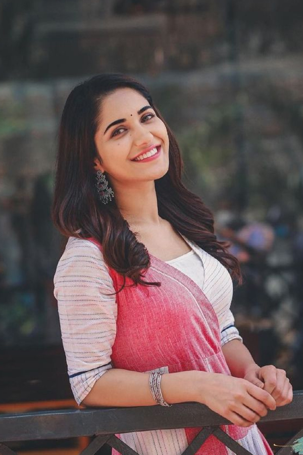 Hit Movie Heroine Ruhani Sharma Photo Gallery - Sakshi18