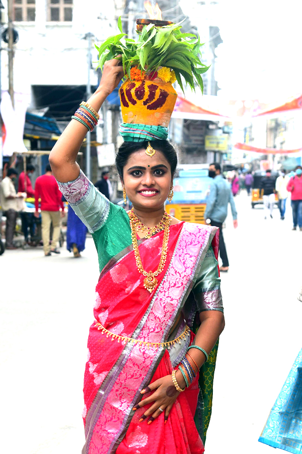 Secunderabad Ujjaini Mahankali Bonalu 2021 - Sakshi3