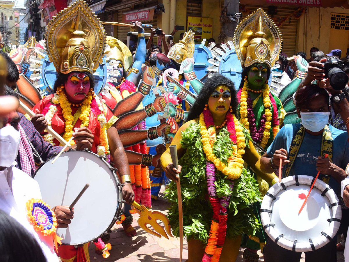 Sri Ujjaini Mahankali Bonalu in Secunderabad Photo Gallery - Sakshi10