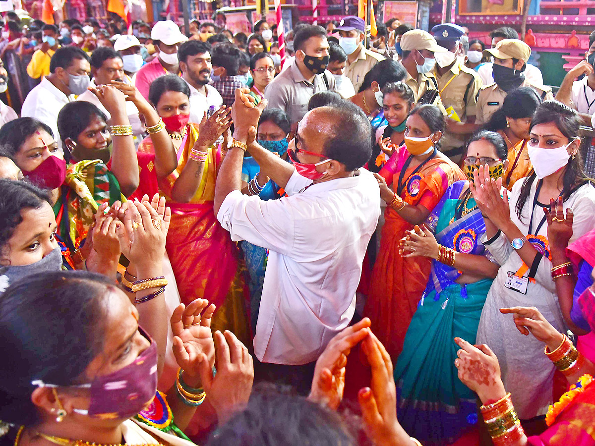 Sri Ujjaini Mahankali Bonalu in Secunderabad Photo Gallery - Sakshi11