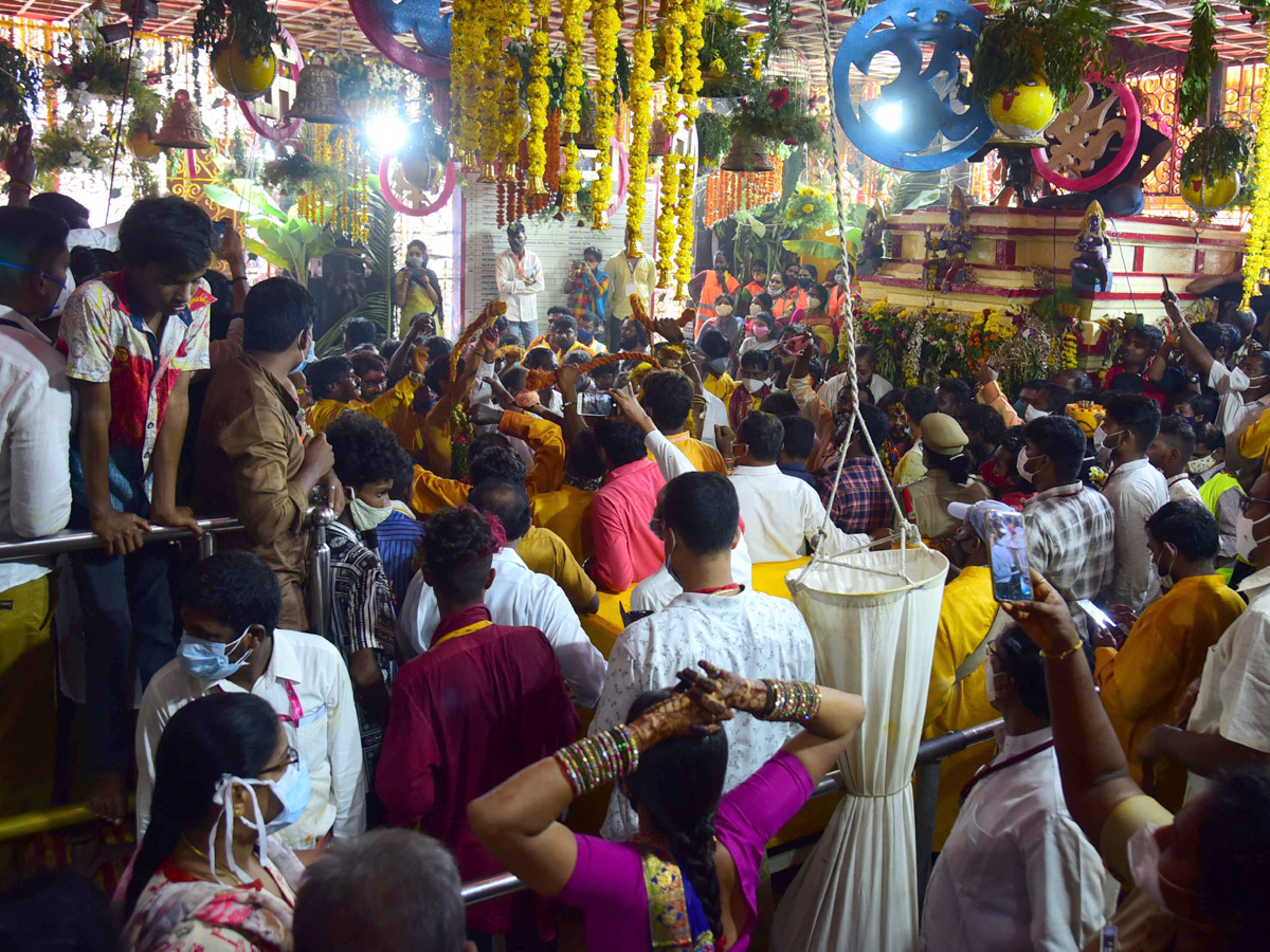 Sri Ujjaini Mahankali Bonalu in Secunderabad Photo Gallery - Sakshi14