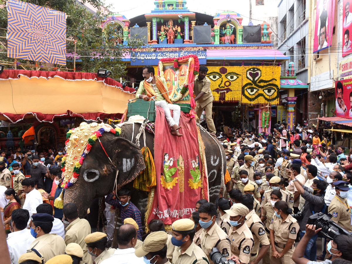 Sri Ujjaini Mahankali Bonalu in Secunderabad Photo Gallery - Sakshi1