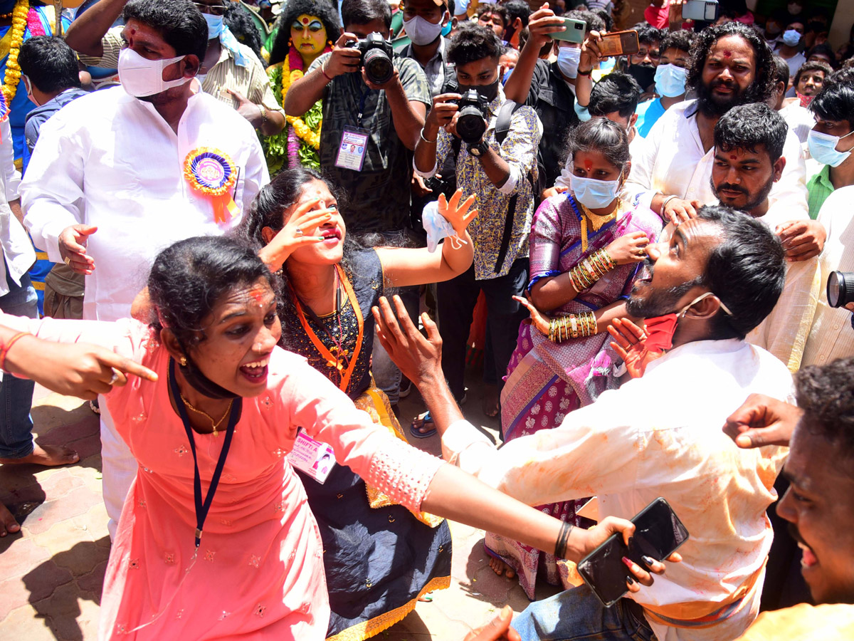 Sri Ujjaini Mahankali Bonalu in Secunderabad Photo Gallery - Sakshi9
