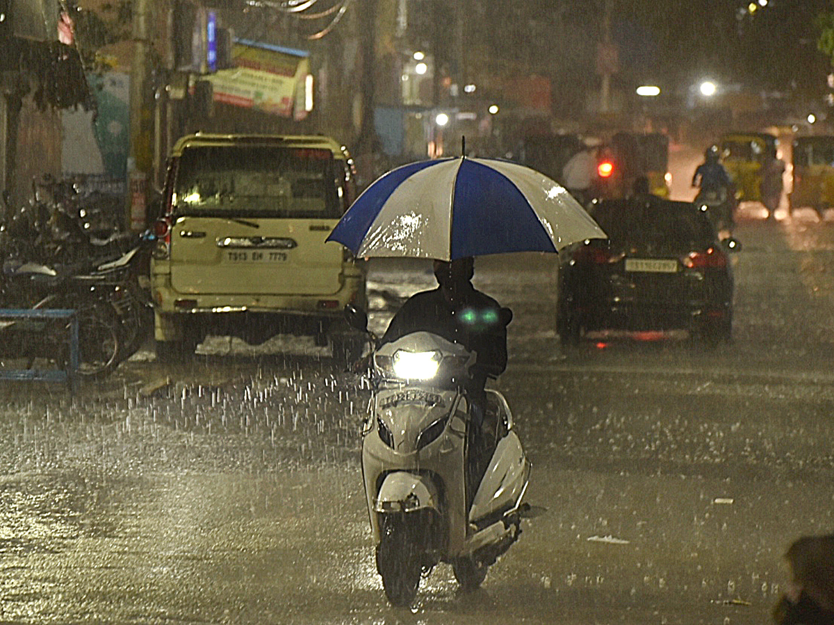 Heavy rains lash parts of Hyderabad Photo Gallery - Sakshi2