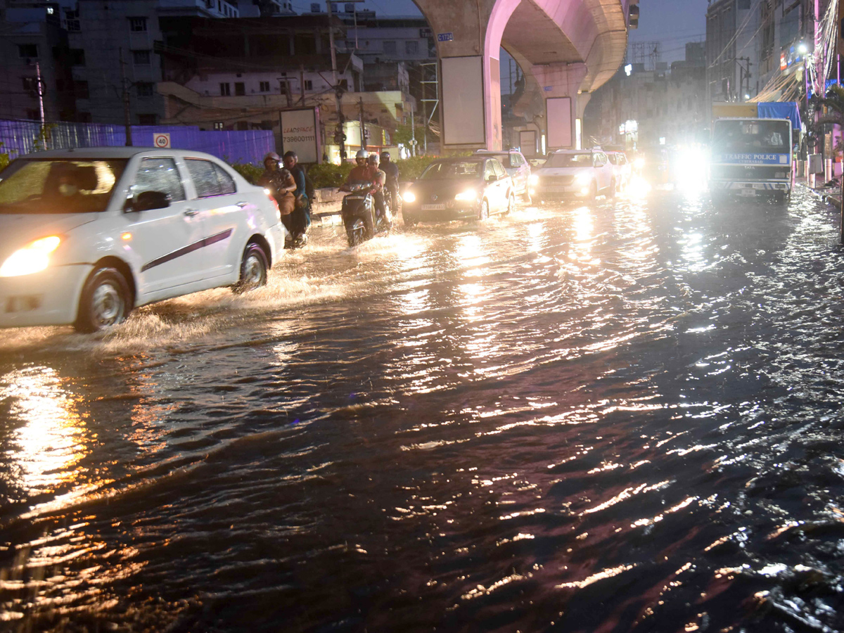 Heavy rains lash parts of Hyderabad Photo Gallery - Sakshi10