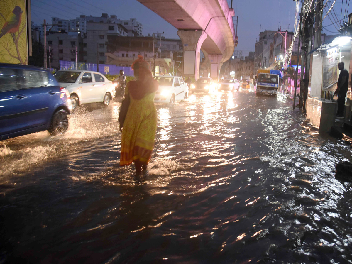 Heavy rains lash parts of Hyderabad Photo Gallery - Sakshi11