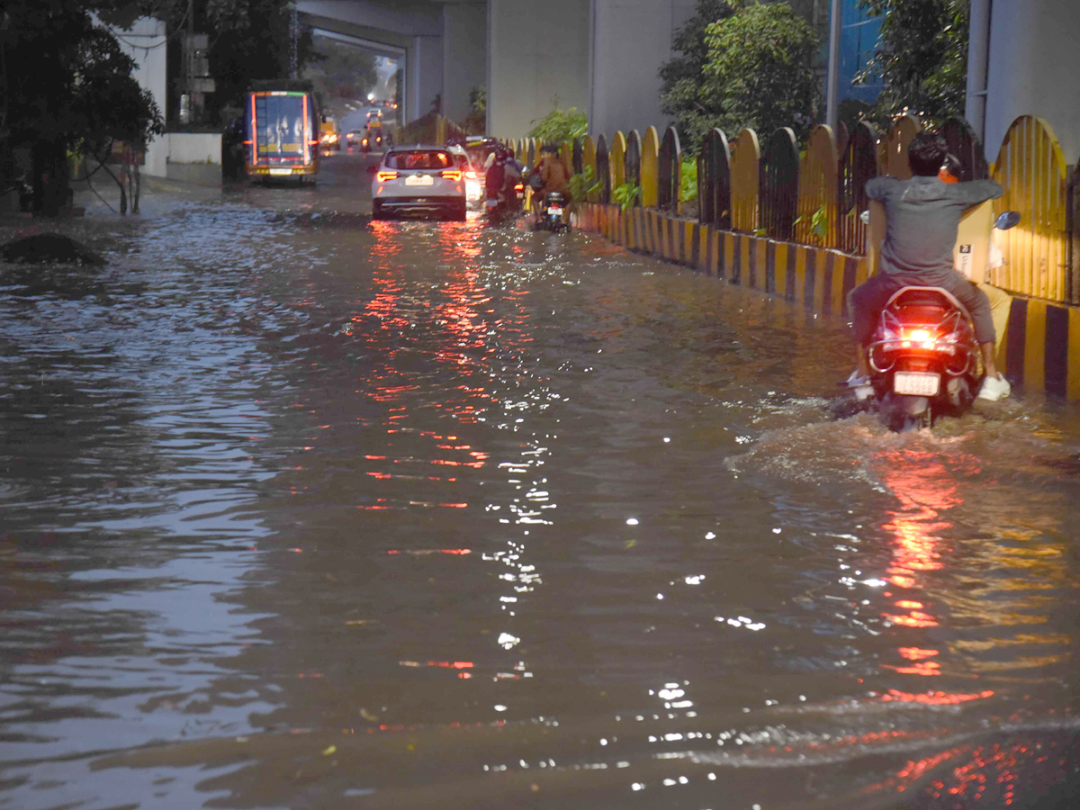 Heavy rains lash parts of Hyderabad Photo Gallery - Sakshi12