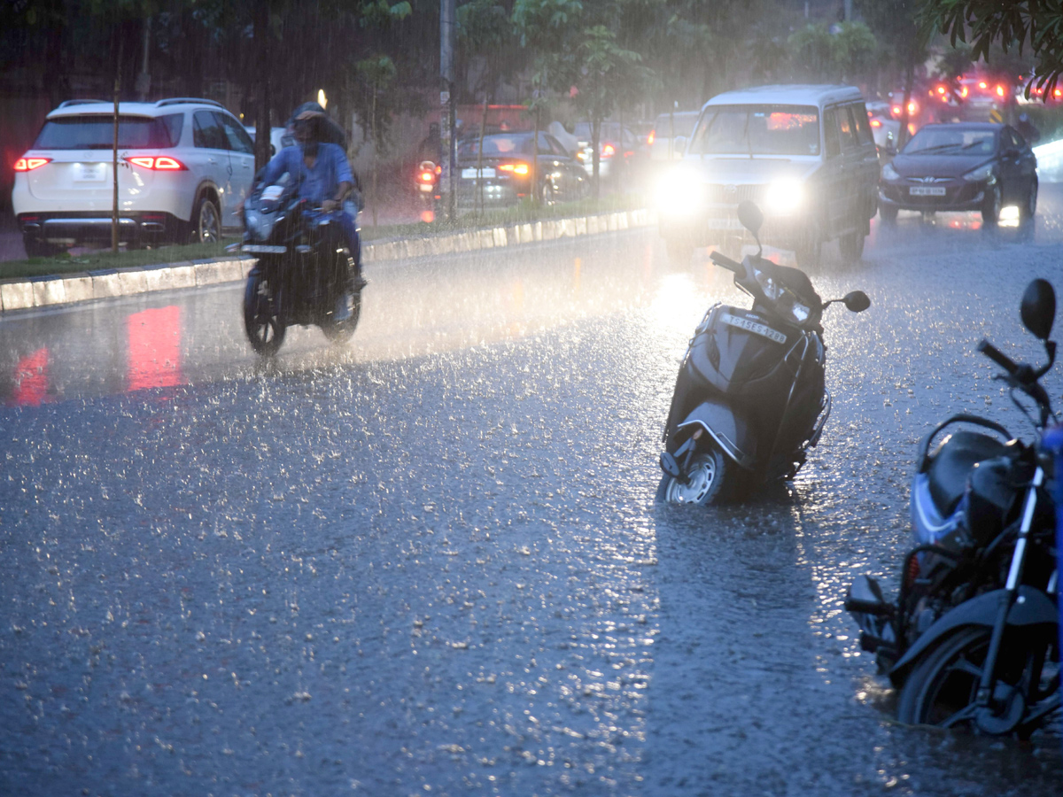 Heavy rains lash parts of Hyderabad Photo Gallery - Sakshi13