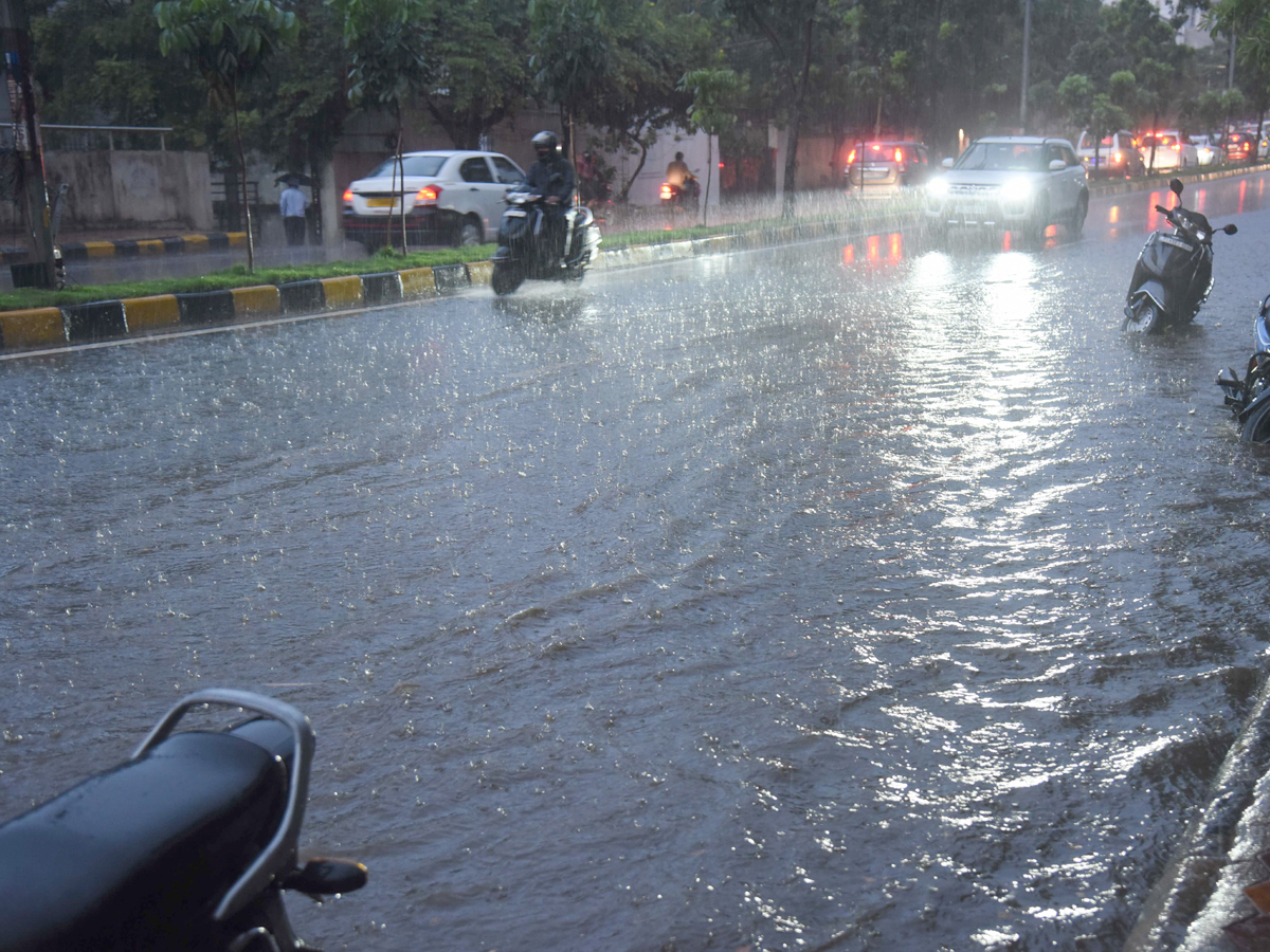 Heavy rains lash parts of Hyderabad Photo Gallery - Sakshi14