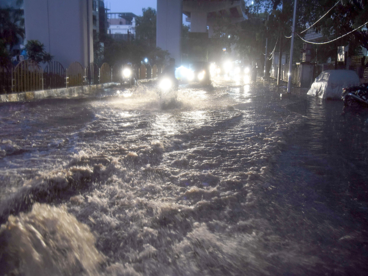 Heavy rains lash parts of Hyderabad Photo Gallery - Sakshi15