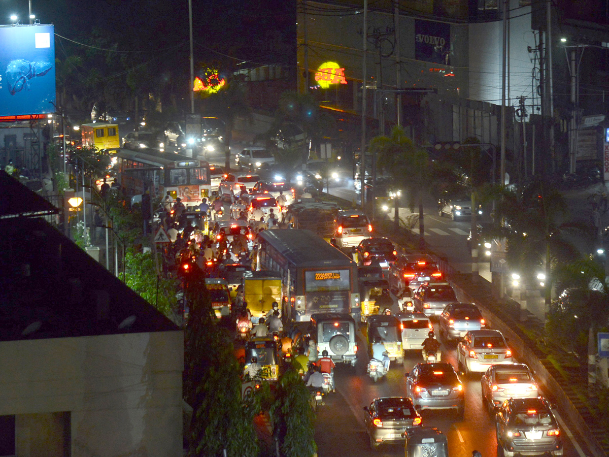 Heavy rains lash parts of Hyderabad Photo Gallery - Sakshi16
