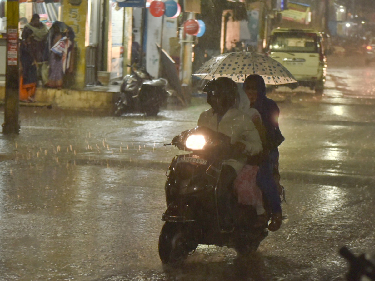 Heavy rains lash parts of Hyderabad Photo Gallery - Sakshi4