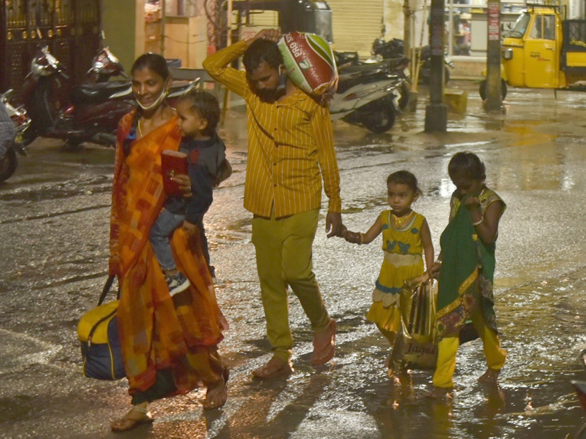 Heavy rains lash parts of Hyderabad Photo Gallery - Sakshi5