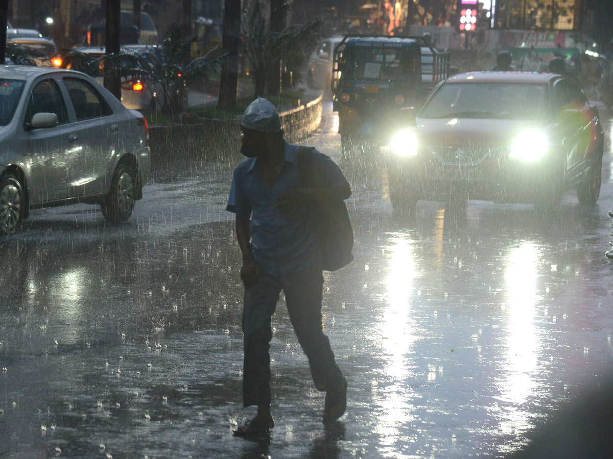 Heavy rains lash parts of Hyderabad Photo Gallery - Sakshi6