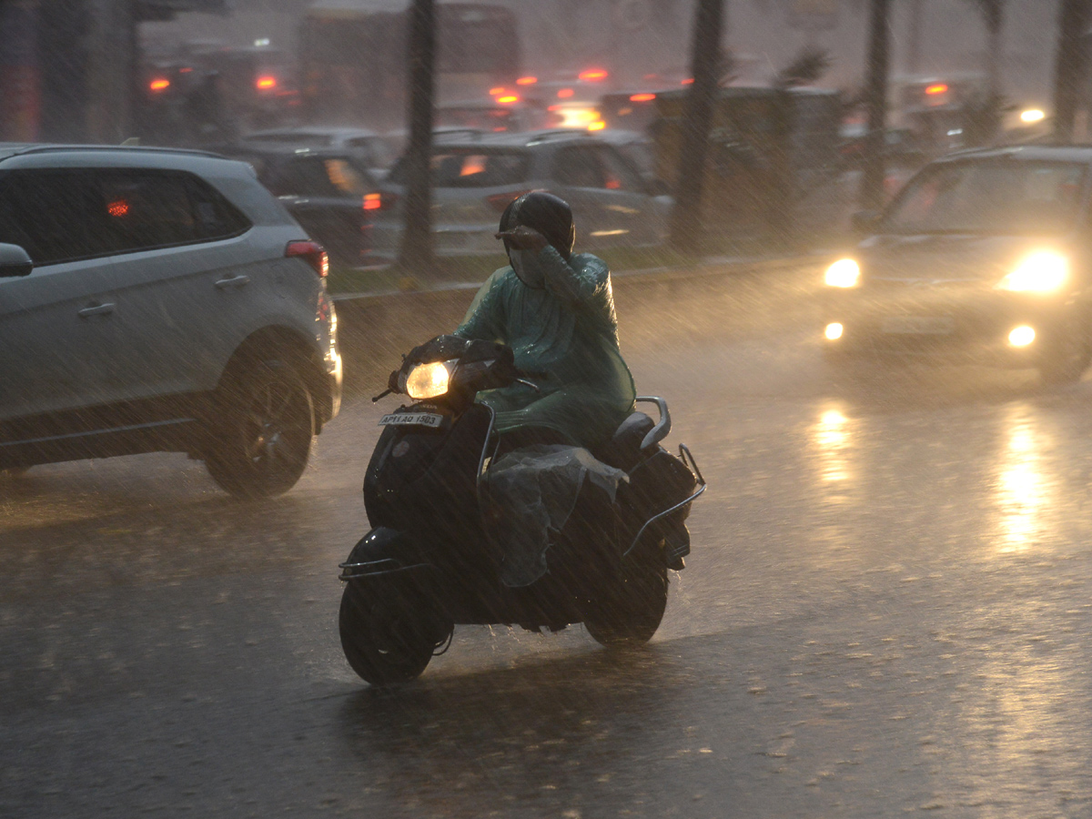 Heavy rains lash parts of Hyderabad Photo Gallery - Sakshi7