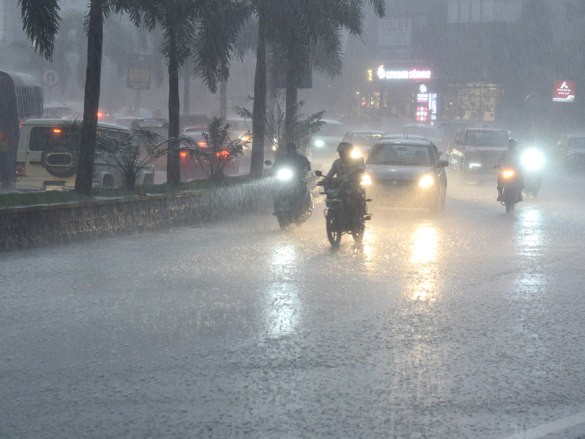 Heavy rains lash parts of Hyderabad Photo Gallery - Sakshi8