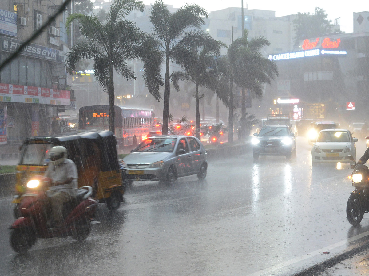 Heavy rains lash parts of Hyderabad Photo Gallery - Sakshi9