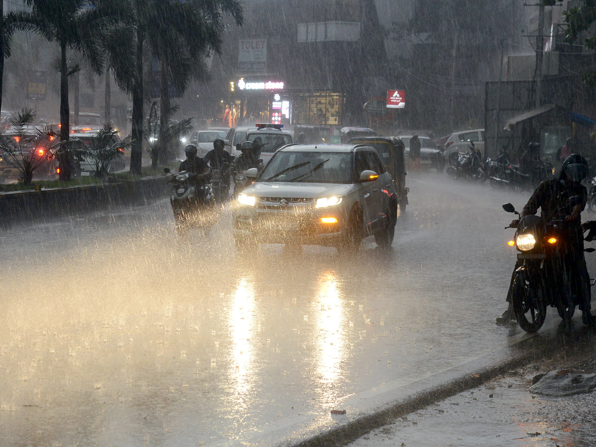 Heavy rains lash parts of Hyderabad Photo Gallery - Sakshi1