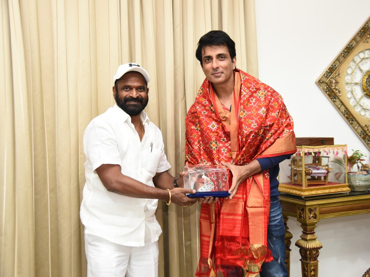 Sonu Sood Meets Telangana Minister KTR in Pragathi Bhavan Photo Gallery - Sakshi4