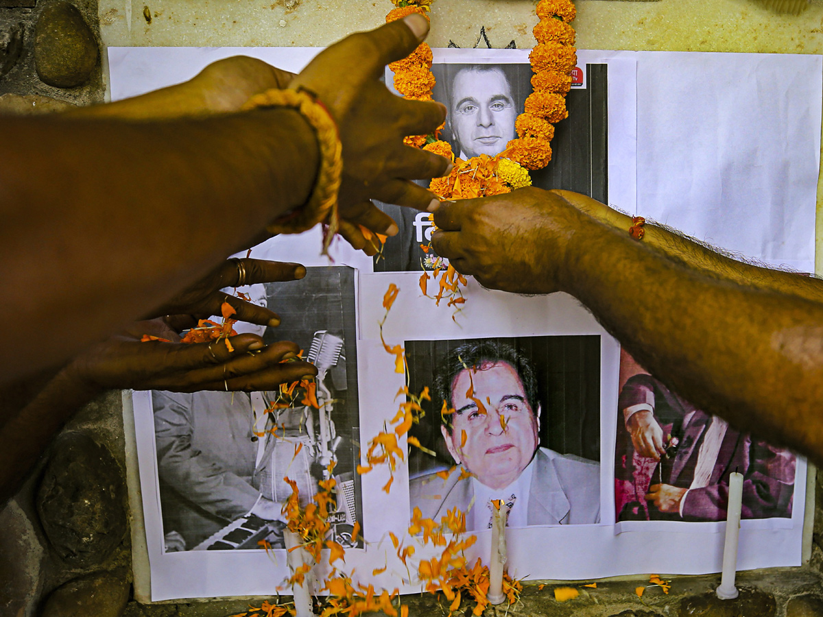 Celebrities and Politicials MOURN Veteran Actor Dilip Kumars Death Photo Gallery - Sakshi11