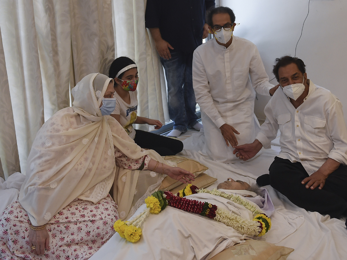 Celebrities and Politicials MOURN Veteran Actor Dilip Kumars Death Photo Gallery - Sakshi6
