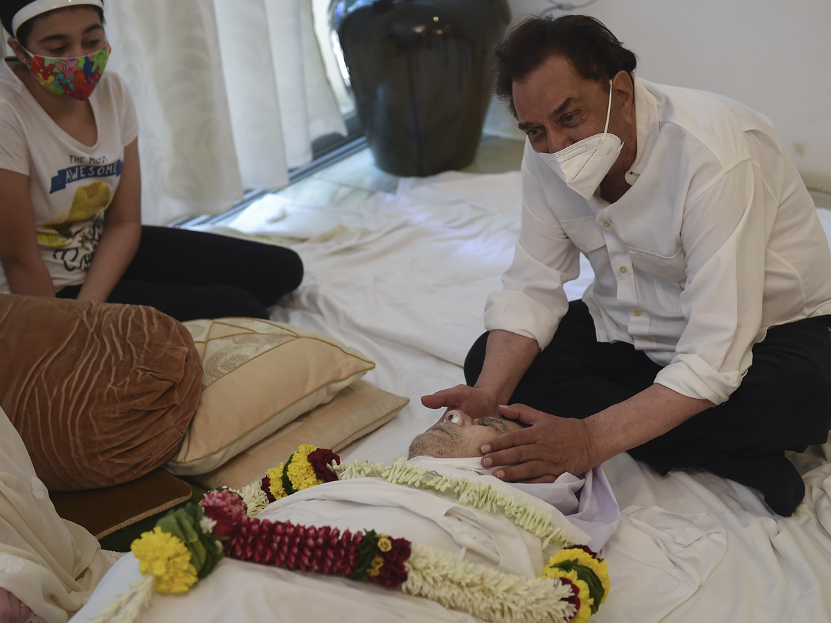 Celebrities and Politicials MOURN Veteran Actor Dilip Kumars Death Photo Gallery - Sakshi7