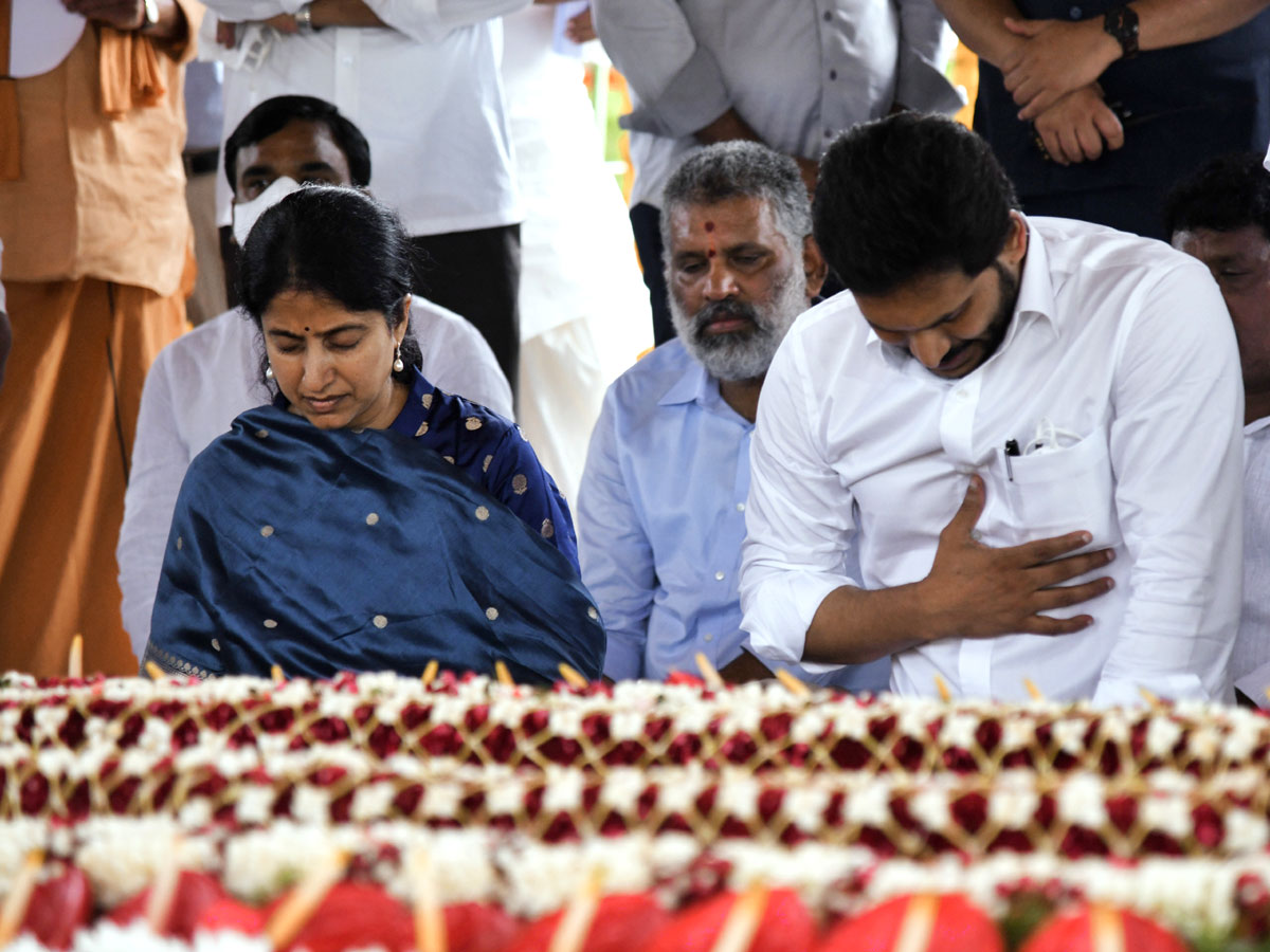 YS Jagan Wife YS Bharati Pays Tribute To YSR Ghat at Idupulapaya - Sakshi1