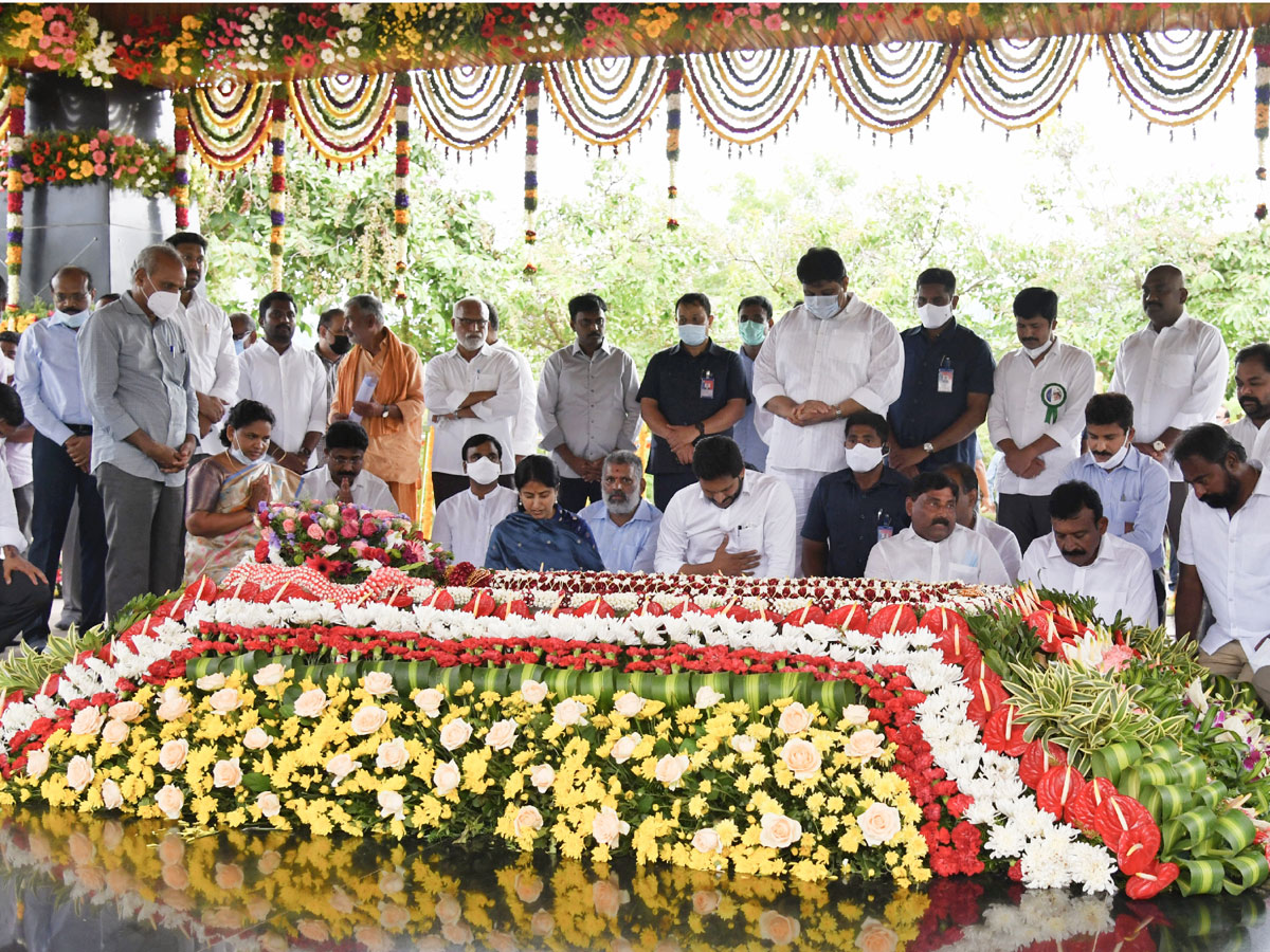 YS Jagan Wife YS Bharati Pays Tribute To YSR Ghat at Idupulapaya - Sakshi2