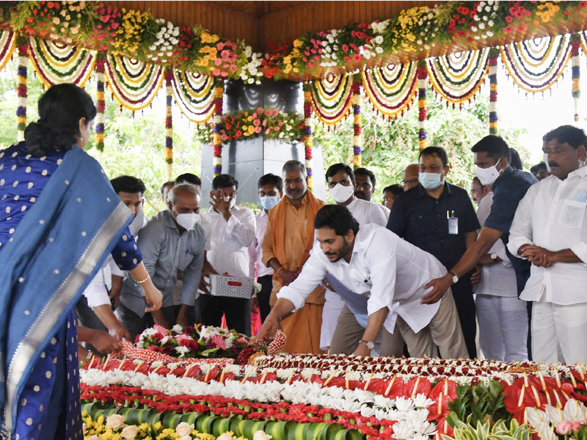 YS Jagan Wife YS Bharati Pays Tribute To YSR Ghat at Idupulapaya - Sakshi3