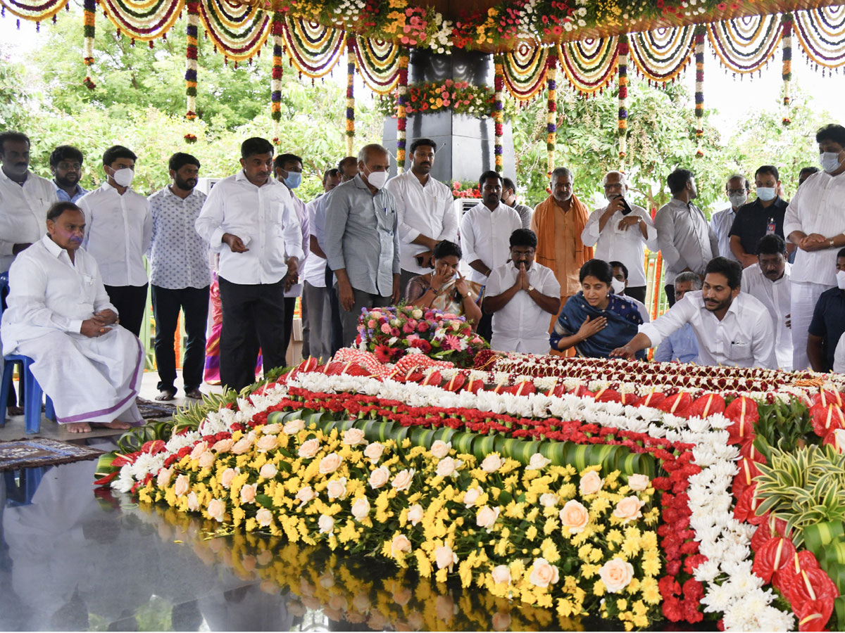 YS Jagan Wife YS Bharati Pays Tribute To YSR Ghat at Idupulapaya - Sakshi4