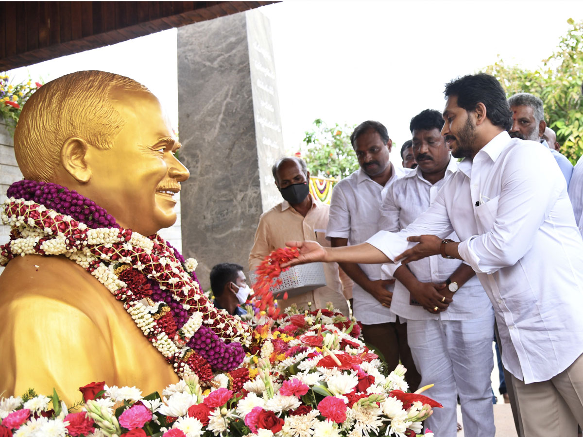 YS Jagan Wife YS Bharati Pays Tribute To YSR Ghat at Idupulapaya - Sakshi5