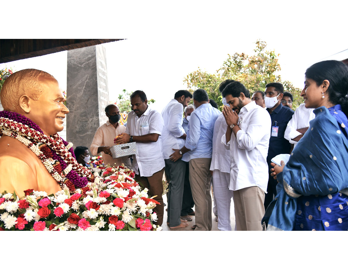 YS Jagan Wife YS Bharati Pays Tribute To YSR Ghat at Idupulapaya - Sakshi6