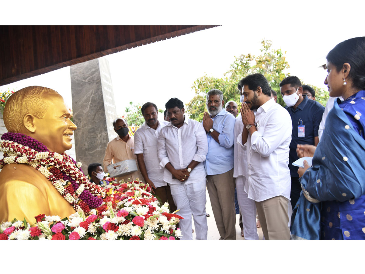 YS Jagan Wife YS Bharati Pays Tribute To YSR Ghat at Idupulapaya - Sakshi7