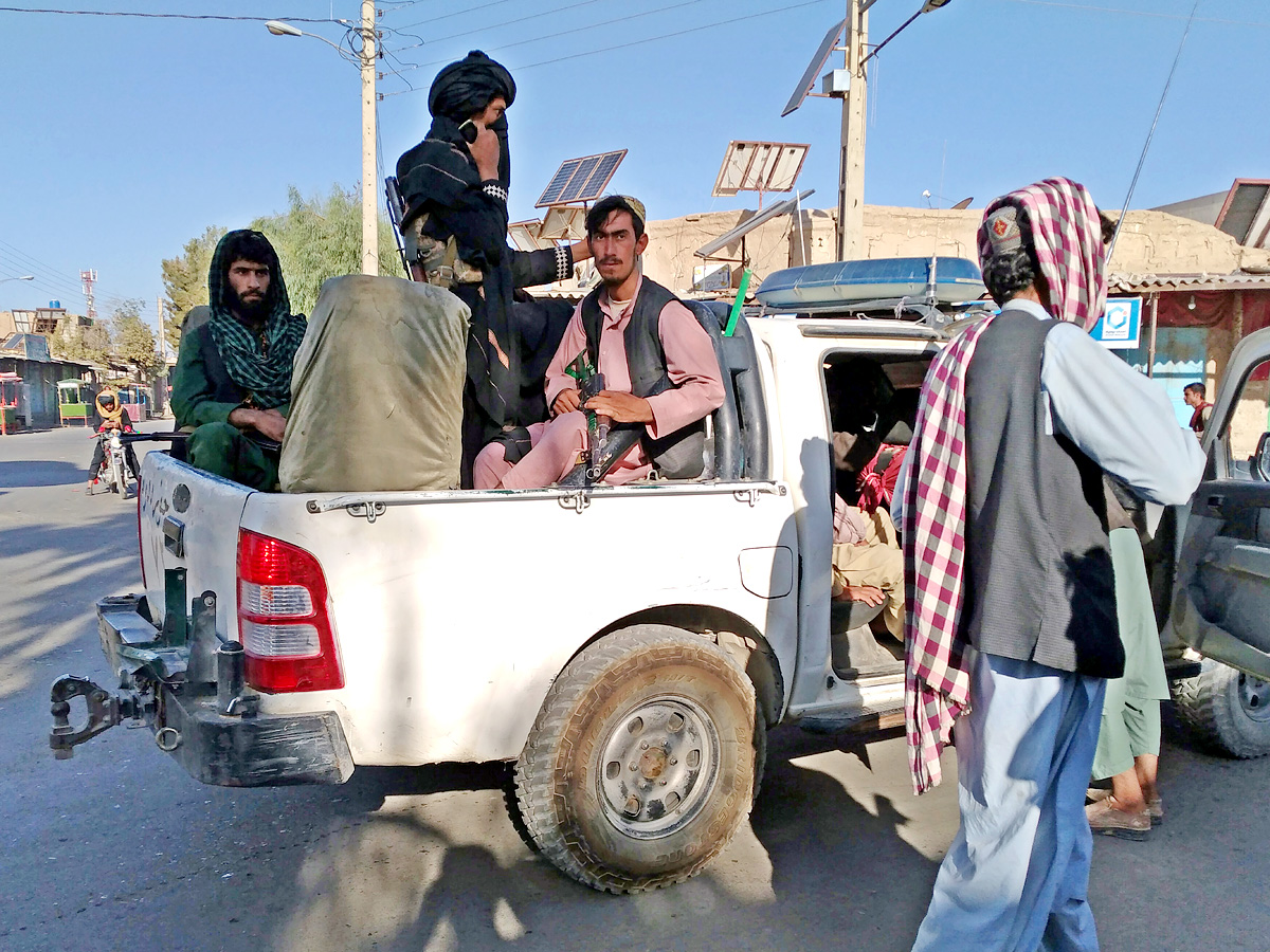 Afghan leader rallies forces in besieged northern city - Sakshi9