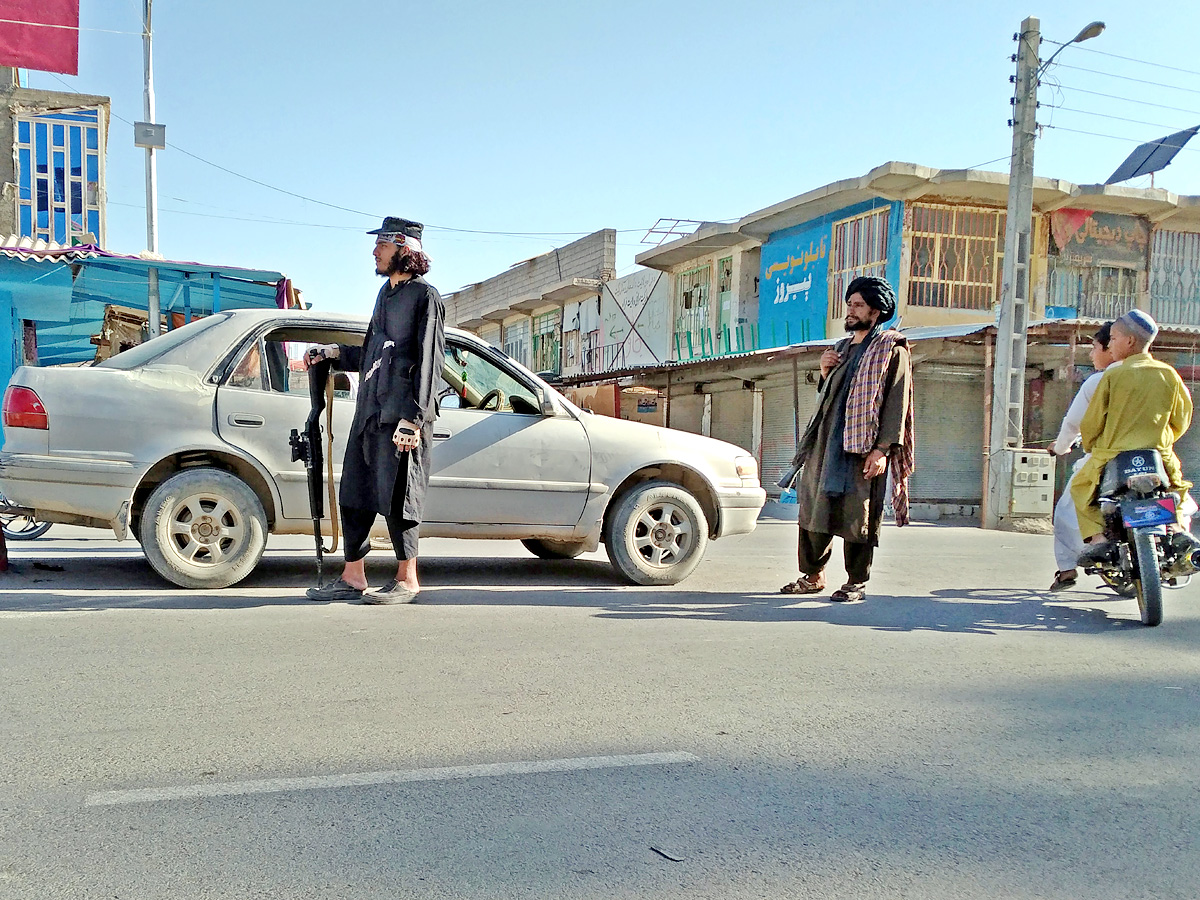 Afghan leader rallies forces in besieged northern city - Sakshi10