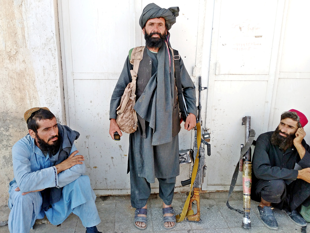 Afghan leader rallies forces in besieged northern city - Sakshi11