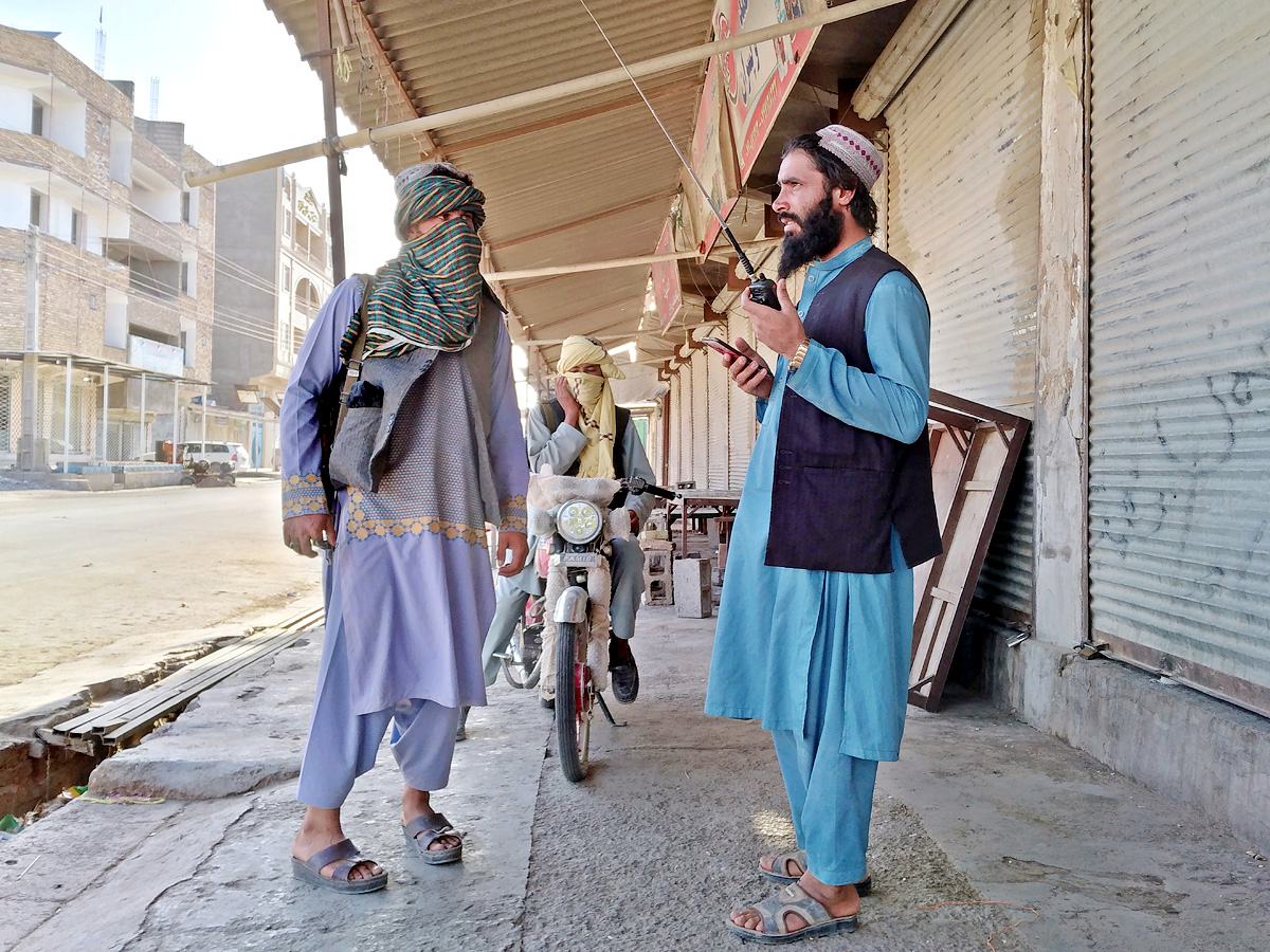 Afghan leader rallies forces in besieged northern city - Sakshi2