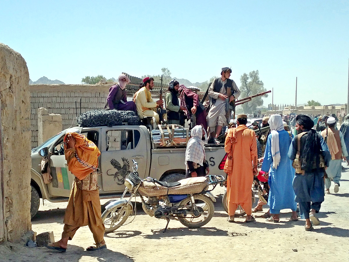 Afghan leader rallies forces in besieged northern city - Sakshi14